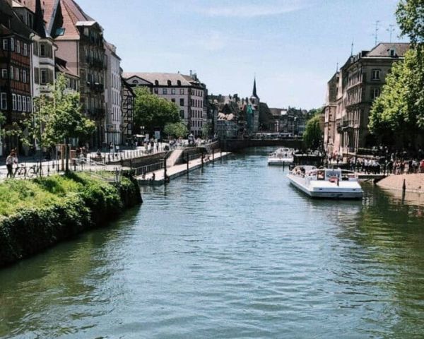 Rivière Ill traversant Strasbourg avec péniches pour séminaires