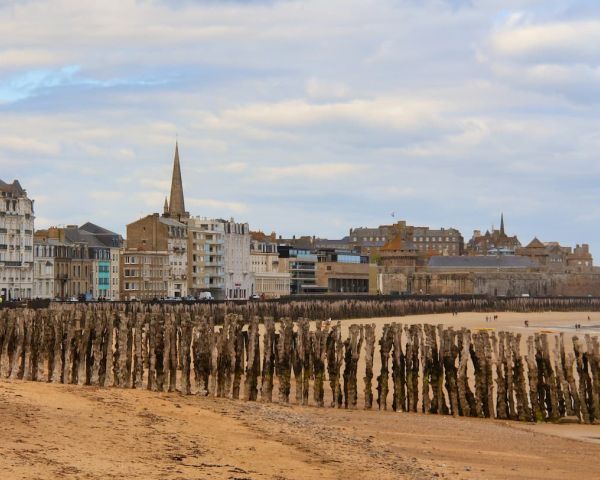Saint Malo est à 1h de Rennes seulement.