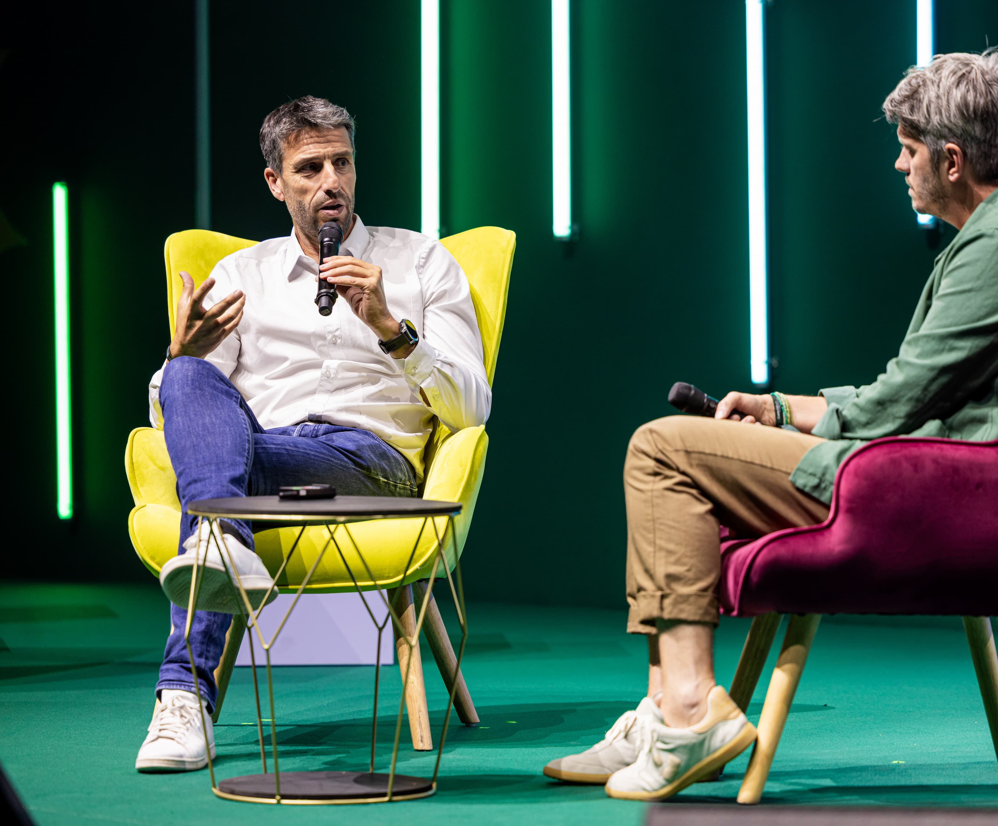 Conférencier sur scène